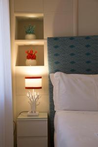 A bed or beds in a room at Sorrento ResArt Suite