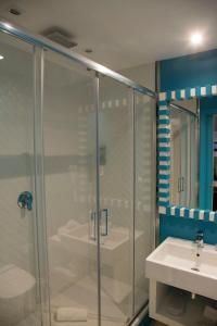 A bathroom at Sorrento ResArt Suite