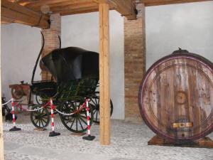 un carruaje y un barril de madera en una habitación en Villa Gaudio, en Ponte San Nicolo
