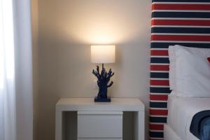 A bed or beds in a room at Sorrento ResArt Suite