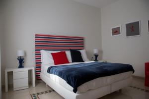 A bed or beds in a room at Sorrento ResArt Suite