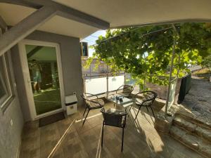 een patio met stoelen en een tafel op een balkon bij View Topia Apartments in Ohrid