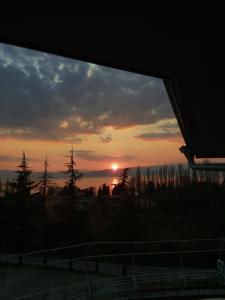 een uitzicht op de zonsondergang vanuit een treinraam bij View Topia Apartments in Ohrid