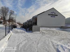 Obiekt Apartament Na Górce, sauna & jacuzzi zimą