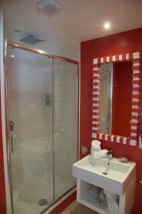 A bathroom at Sorrento ResArt Suite