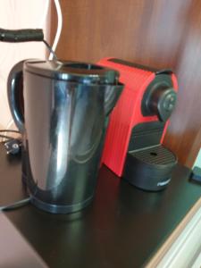 Coffee and tea making facilities at Stanza Del Viggiatore