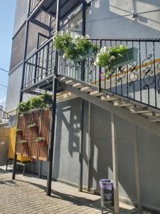 - un balcon avec des plantes en pot sur le côté d'un bâtiment dans l'établissement Citylife Boutique Hotel, à Kharkov