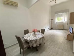 einen Esstisch und Stühle in einem weißen Raum in der Unterkunft La casa del pescatore in Viareggio