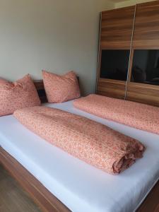 2 Betten mit Kissen auf einem Zimmer in der Unterkunft Ferienwohnung Sophia in Innsbruck