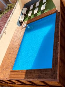 una piscina con sedie in una casa di Porto Salvo a Sant'Agnello