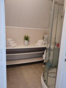 een badkamer met een bank met handdoeken en een plant bij Utleiebolig Fannrem in Fannrem