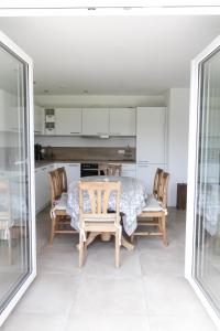 - une cuisine et une salle à manger avec une table et des chaises dans l'établissement Wunderschöne, helle 3-Zi-Whg mit großem Balkon, à Friedrichshafen