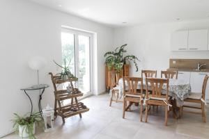 Kuchyň nebo kuchyňský kout v ubytování Wunderschöne, helle 3-Zi-Whg mit großem Balkon + 18 fotografií