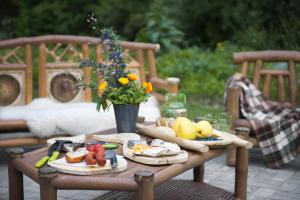 einen Holztisch mit Essen darüber in der Unterkunft CHATAUDEDKA sk in Hrabušice