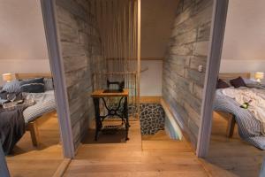 Zimmer mit 2 Betten und einem Tisch in der Unterkunft CHATAUDEDKA sk in Hrabušice