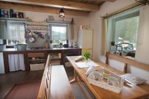 eine Küche mit einem Holztisch und einem Kühlschrank in der Unterkunft CHATAUDEDKA sk in Hrabušice