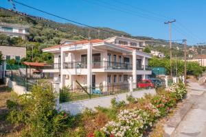 Gallery image of Paralia Platanou seaview house in Paralía Platánou