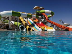 uma piscina num navio de cruzeiro com um escorrega aquático em New Eagles Aqua Park Resort em Hurghada