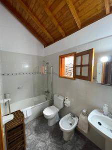 a bathroom with a toilet and a sink and a tub at Villa Lomo Fragoso in San Sebastián de la Gomera