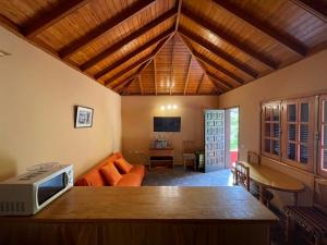 sala de estar con microondas sobre una mesa en Villa Lomo Fragoso, en San Sebastián de la Gomera