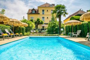 Bazén v ubytování HOTEL DES DAUPHINS nebo v jeho okolí