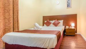 Postel nebo postele na pokoji v ubytování Al Karnak Hotel
