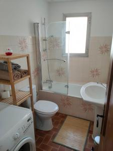 La salle de bains est pourvue d'une douche, de toilettes et d'un lavabo. dans l'établissement Charmant appartement au cœur du village, à Tourrettes-sur-Loup