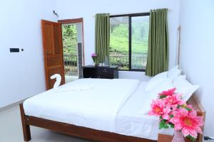 ムンナルにあるPeace Valley Home Stayのベッドルーム1室(ベッド1台付)、窓(白鳥付)