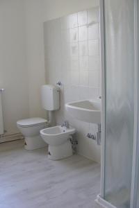 a bathroom with a toilet and a sink at Villa Gaudio in Ponte San Nicolo