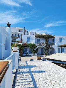 Blick auf die Seite eines weißen Gebäudes in der Unterkunft Petali Village Hotel in Apollonia