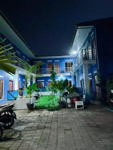 uma casa grande com um pátio à noite em Gama Apartments em Dili