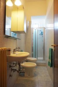La salle de bains est pourvue d'un lavabo, de toilettes et d'une douche. dans l'établissement B&B Piazza 300mila, à Lecce
