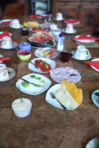 une table en bois avec des assiettes de nourriture dans l'établissement Casa Grande Portugal, à Burgau