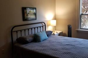 um quarto com uma cama com duas almofadas em Charming Home In Quiet Grangeville Neighborhood em Grangeville
