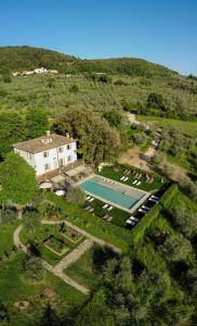 una vista aérea de una casa con piscina en Borgo I Vicelli Adults Only Relais, en Bagno a Ripoli