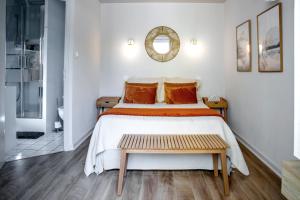 Postel nebo postele na pokoji v ubytování HOTEL DES DAUPHINS