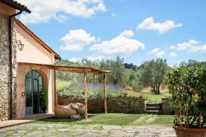 una entrada al jardín de una casa con una pared de piedra en Borgo I Vicelli Adults Only Relais, en Bagno a Ripoli