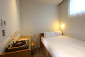 Postel nebo postele na pokoji v ubytování MUSTARD HOTEL SHIMOKITAZAWA