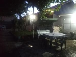 uma mesa e cadeiras num quintal à noite em Quiet Nook House em Kalofer