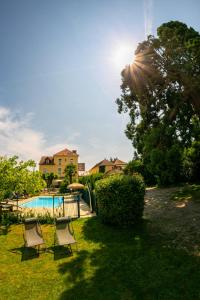 Bazén v ubytování HOTEL DES DAUPHINS nebo v jeho okolí
