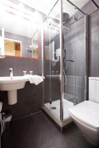 a bathroom with a shower and a sink and a toilet at Les Quatre Dauphins in Aix-en-Provence