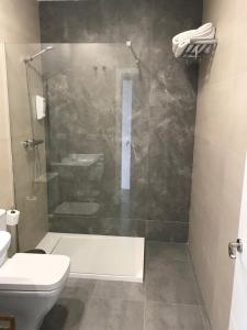 A bathroom at Apartamentos Ad Theatrum