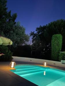basen w nocy z oświetleniem w obiekcie Wisteria w mieście Eysines