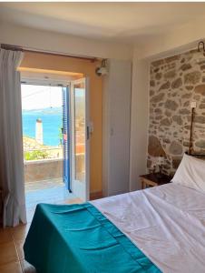 sypialnia z łóżkiem i widokiem na ocean w obiekcie VERANDA BLUE - POROS w Poros
