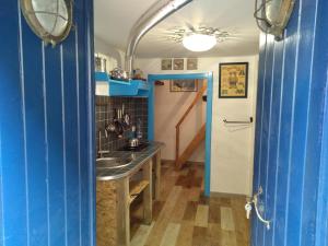 cocina azul con fregadero y encimera en Piccola Casa Di Sardegna, en Villanova Monteleone