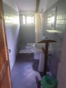 Baño pequeño con lavabo y aseo en Agriturismo Tre Morene, en Monteforte Cilento