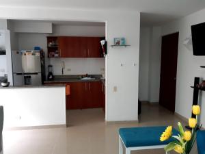 eine Küche mit weißen Schränken und einer blauen Arbeitsplatte in der Unterkunft Apto cómodo, confortable para descansar y Disfrutar in Cartagena de Indias