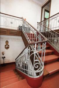una escalera de caracol en un edificio con escaleras rojas en Casa Grande Portugal en Burgau