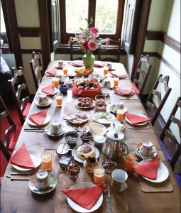 una mesa de madera con platos de comida. en Casa Grande Portugal en Burgau