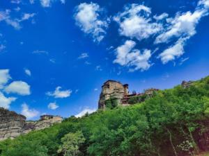 vista su una montagna con cielo azzurro di Enjoy Meteora Three a Kalabaka